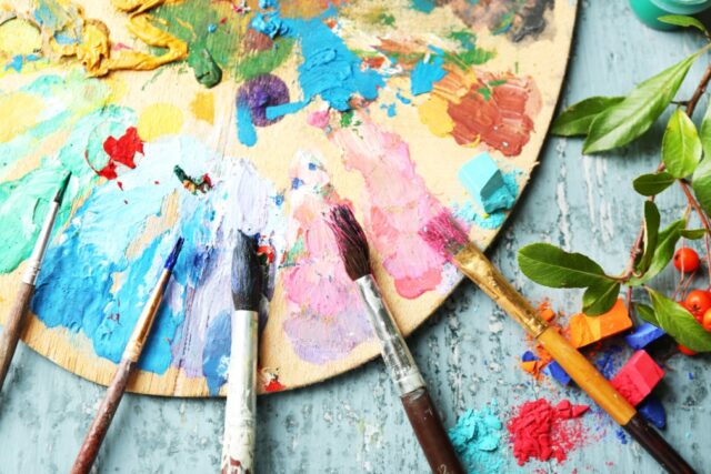 https://vijayfineartsacademy.in/wp-content/uploads/2023/06/art-therapy-640x427.jpg